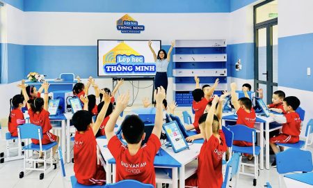 Học sinh "CLB hành trang cho bé chuẩn bị vào lớp 1" trường Chu Văn An làm quen với "lớp học thông minh Nexta"